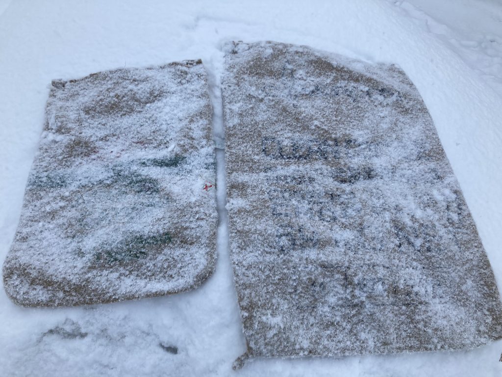 雪に埋もれた麻袋